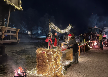 Utendørs julemarked pyntet med stemningsfulle lys - Klikk for stort bilde