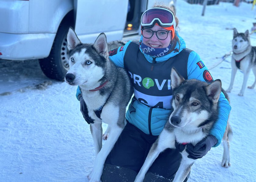 En glad hundefører og tre hunder fra spannet - Klikk for stort bilde