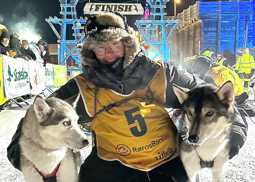 To hunder og fører i målområdet etter gjennomført løp - Klikk for stort bilde