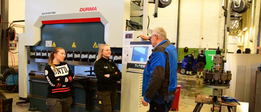 Lærer Jan Karl Petersen viser plateknekke til Malin Bastiansen og Emelie Johansen - Klikk for stort bilde