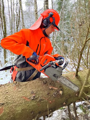 Elev som kvester med motorsag - Klikk for stort bilde